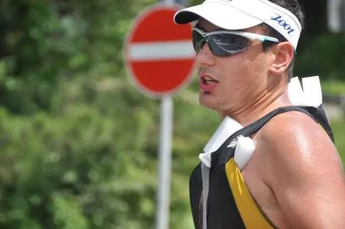 Chłopaki z żelaza w akcji – odkryj śmieszne perypetie triathlonistów na scenie!
