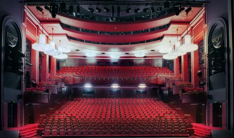 Co jest grane w teatrach Warszawy? Odkryj najlepsze spektakle na ten sezon!