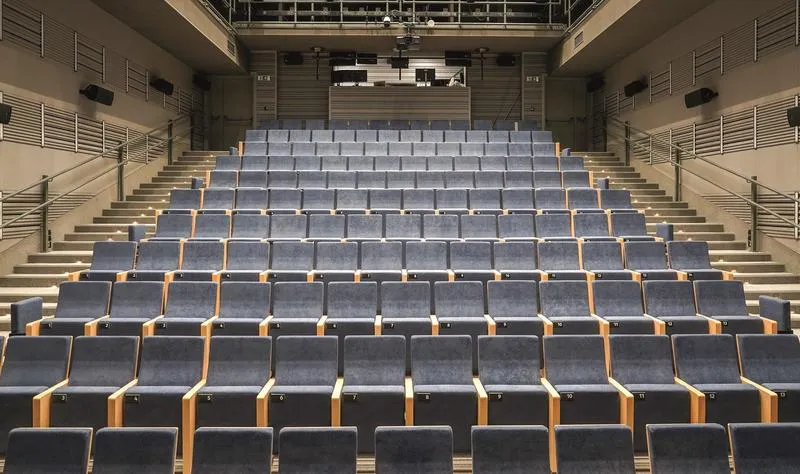 Czy dżinsy to dobry wybór na spektakl? Wszystko, co musisz wiedzieć o dress code w teatrze