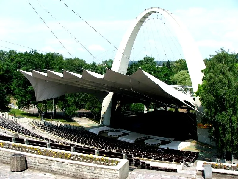 Elegancja i komfort: jak latem ubrać się do teatru?