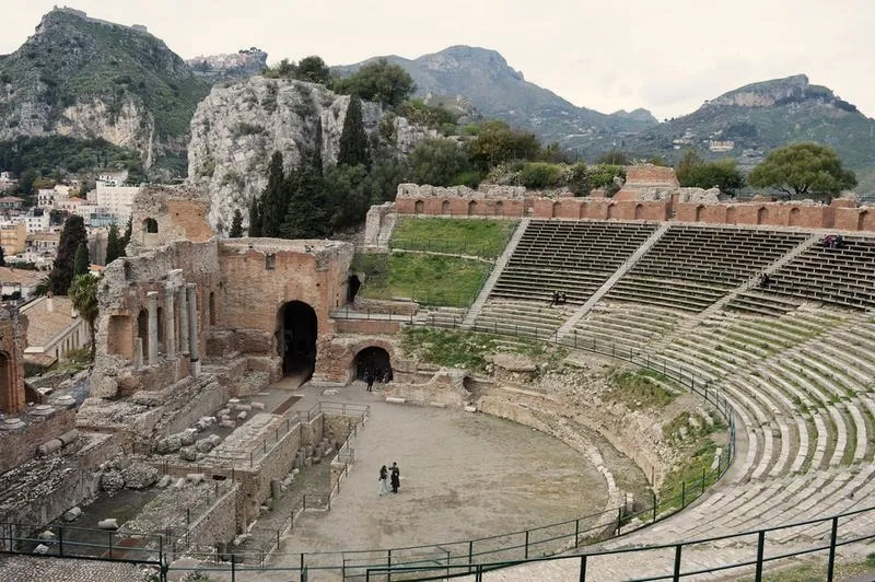 Jak antyczny teatr zrodził się z pasji i tradycji – odkryj jego fascynującą historię