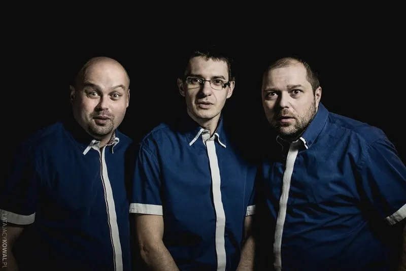 Kabaret Dno w Klubie Seniora: odkryj historię, występy i życie seniorów w rytmie humoru