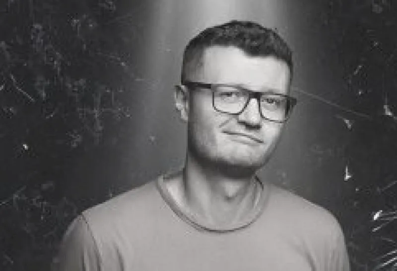 Kacper Ruciński: odkryj jego niezwykłą historię i niezapomniane występy stand upowe