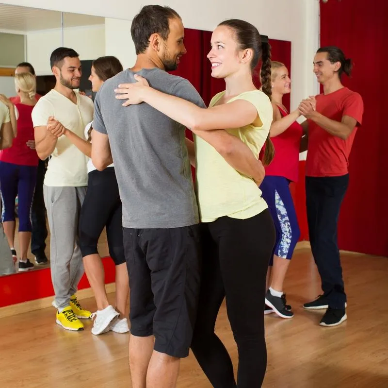 Komfort i swoboda: Jak ubrać się na kurs tańca?