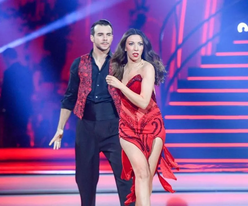 Krystyna z Kabaretu Nowaki: Oczarowująca charyzma Adrianny Borek na scenie