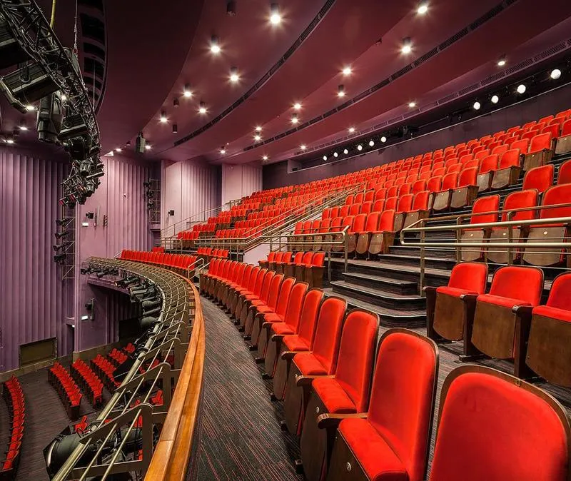 Odkryj, dlaczego warto chodzić do teatru – korzyści, które warto poznać