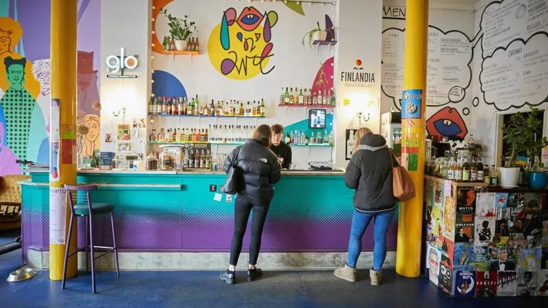 Odkryj Pop'n'Art w Łodzi – Kulturalne i Relaksujące Serce Miejskiego Pubu