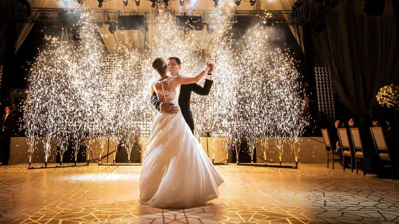 Piosenki na pierwszy taniec, które wzruszą i oczarują Wasze serca