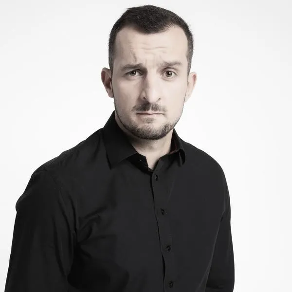 Piotr Zola stand up – odkryj fenomenalne występy i niepowtarzalny humor na żywo