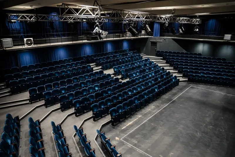 Spektakl teatralny: zanurz się w fascynujący świat dramatycznych emocji