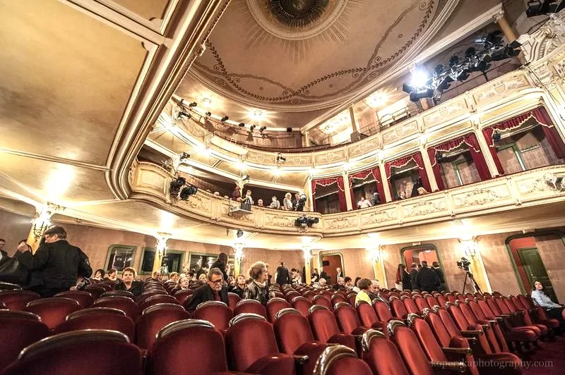 Stylowe wybory na wieczór: Co ubrać do teatru, aby uniknąć faux pas?