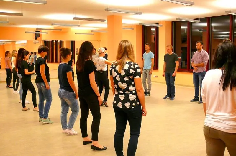 Stylowo i wygodnie: jak się ubrać na kurs tańca towarzyskiego, aby czuć się swobodnie