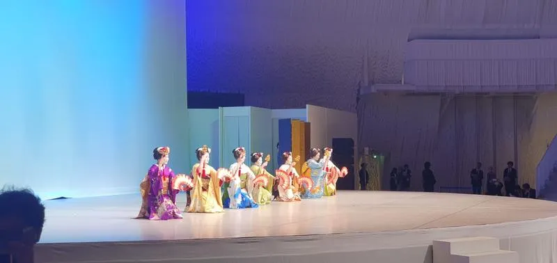 Stylowy przewodnik: jak ubrać się do teatru, by uniknąć modowego faux pas?