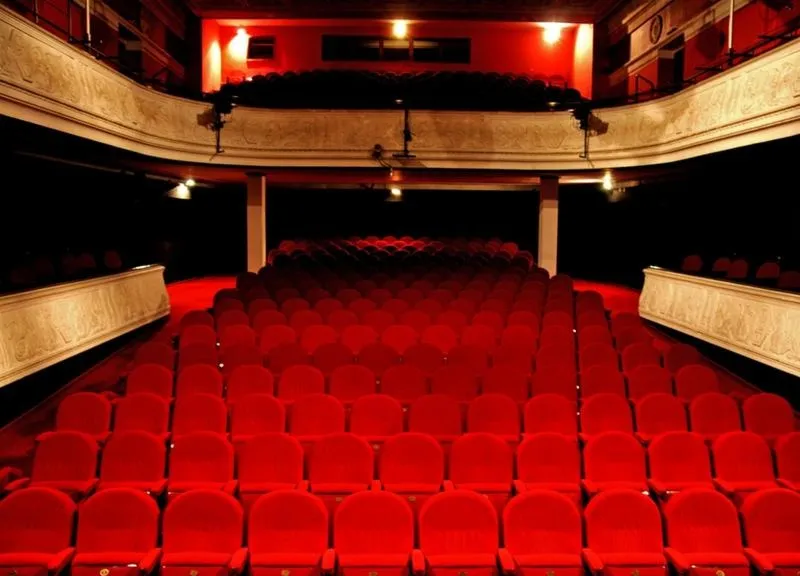 Teatr Jaracza w Łodzi: Fascynująca historia, niezapomniane spektakle i jak zdobyć bilety na wydarzenia