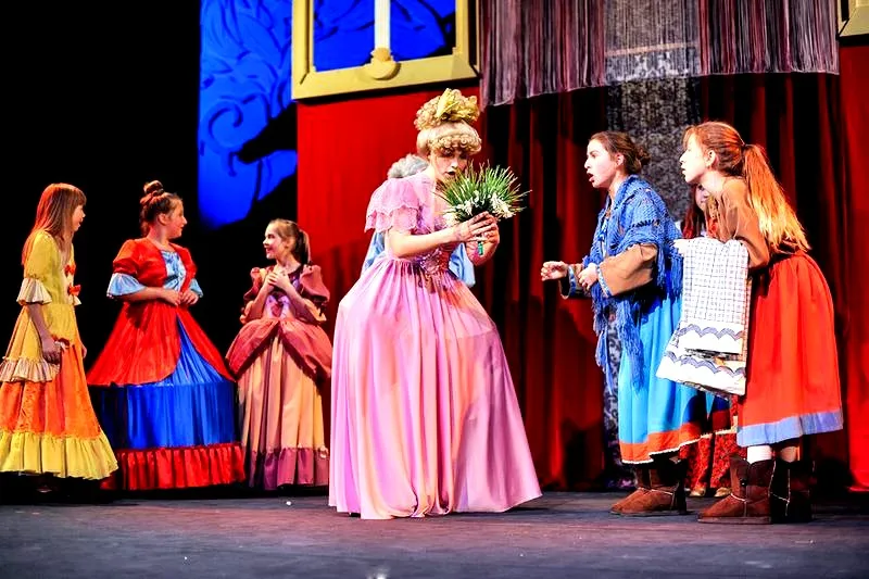 Za kulisami teatru: recenzje, niezwykłe występy i tajemnice, które umykają widzom