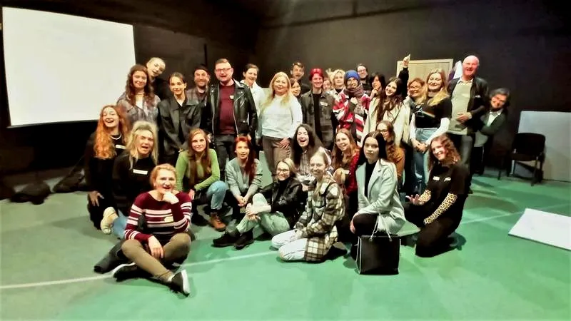 Zaplecze teatru z garderobami – co kryje się za sceną?