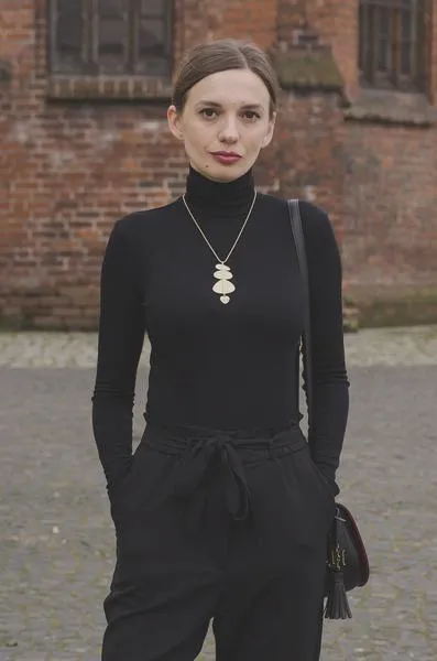 Elegancki strój do teatru