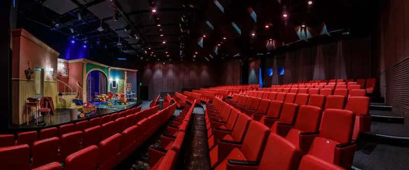 Elegancki strój do teatru