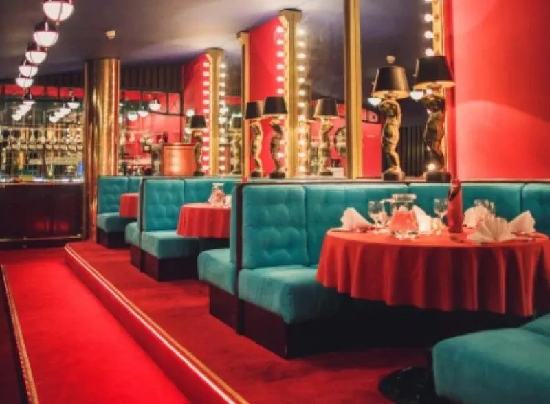 Eleganckie stylizacje teatralne