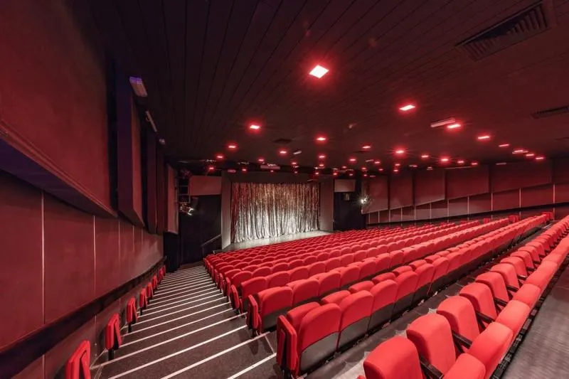 Kolory i materiały w teatrze